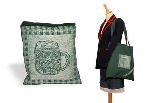  metaware gibt Stoffen eine zweite Chance: Aussortierte Stoffe werden zu neuen Produkten wie Accessoires, Bekleidung oder Geschenkartikel umfunktioniert. So wie die neue Schweizerhaus-Tragetasche, produziert aus original Schweizerhaus-Tischdecken.
