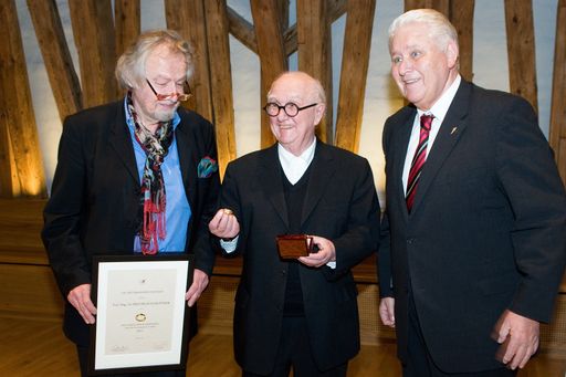 Friedrich Achleitner nimmt von Ärztekammerpräsident Walter Dorner (re.) den Paul-Watzlawick-Ehrenring 2011 der Ärztekammer für Wien entgegen (li.: Laudator Hubert Christian Ehalt, Organisator der Wiener Vorlesungen)