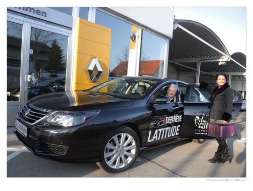  Edi Finger junior und Gattin Marion übernehmen den ersten Renault Latitude für das VIP-Gästeservice.
