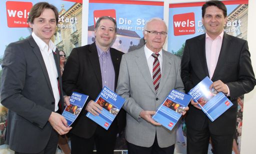 v.l.n.r. Peter Jungreithmair (GF der Wels Marketing & Touristik GmbH), KommR. Helmut Platzer (Obmann Tourismusverband Wels), Bürgermeister Dr. Peter Koits, Stadtrat Peter Lehner.