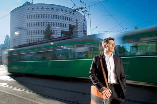 Schweiz. ganz natürlich. Basel, das Bankgebäude von Mario Botta am Aeschenplatz.