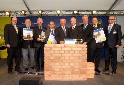 Ehrungen - im Bild (v.l.n.r.): GF Dr. Martin Schima, Univ. Prof. DI Dr. Meinhard Regler, Univ. Doz. DI Dr. Erich Griesmayer, MinR Prof. h.c. Dr. Peter Kowalski, LH Dr. Erwin Pröll, Prim. Univ. Prof. Dr. Richard Pötter, KO Mag. Klaus Schneeberger, Chefarzt Dr. Thomas Auberger, GF Dr. Bernd Mößlacher