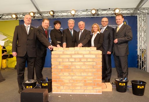 Vorschau Bild von Grundsteinlegung - Im Bild (v.l.n.r.): GF Dr. Martin Schima, Bgm. Bernhard Müller, B.A., Univ. Prof. Dr. Ramona Mayer, MSc, KO Mag. Klaus Schneeberger, LH Dr. Erwin Pröll, BM Dr. Beatrix Karl, GF Dr. Bernd Mößlacher, PD DI Dr. Michael Benedikt