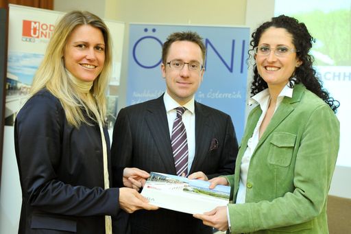 Michaeler & Partner, ÖGNI und die MODUL University Vienna präsentieren gemeinsames Nachhaltigkeitsprojekt. von links nach rechts: Martina Maly, Managing Director Michaeler & Partner; MMag. Philipp Kaufmann MMAS, Gründungspräsident ÖGNI; Dr. Astrid Dickinger, MODUL University Vienna