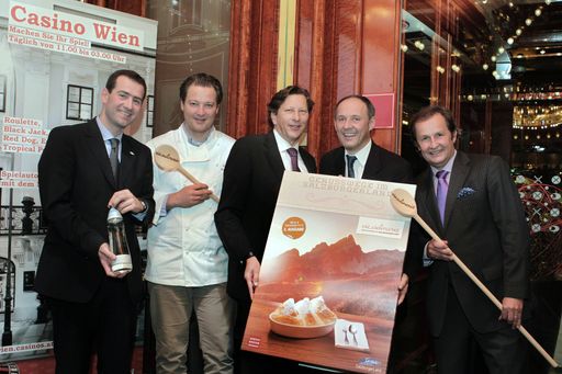 Via Culinaria - Die Karten werden neu gemischt: Kulinarikgenuss im SalzburgerLand mit noch mehr "Beilagen". Im Bild v.l.n.r.: Mag. Rainer Widmar - GF Gasteiner Mineralwasser GmbH, Andreas Döllerer - Koch des Jahres 2010,  Dr. Helmut Eggert - GF Porsche Austria GmbH, Leo Bauernberger - GF SalzburgerLand Tourismus GmbH, Mag. Oliver Kitz - Casinos Austria.