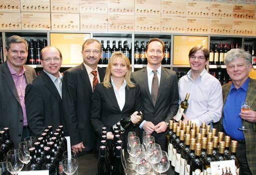 http://pressefotos.at/m.php?g=1&u=68&dir=201103&e=20110317_e&a=event
Die Weinkultur des Burgenlandes ist um einen neuen Höhepunkt reicher: Am 17. März 2011 eröffnet in den historischen Räumen der Kommandantur des Schlosses Esterházy in Eisenstadt die Vinothek & Weinbar Burgenland - die erste ihrer Art in der Landeshauptstadt. Im Bild v.l.n.r.: Klaus Egle, Andreas Liegenfeld, Ing. Werner Falb Meixner, Mag. Elisabeth Kamper, Günter Kovacs, Gerald Lautner und Prof.Antal Festetics.