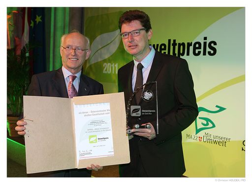 via donau Geschäftsführer DI Hans-Peter Hasenbichler nimmt den Umweltpreis 2011 entgegen.