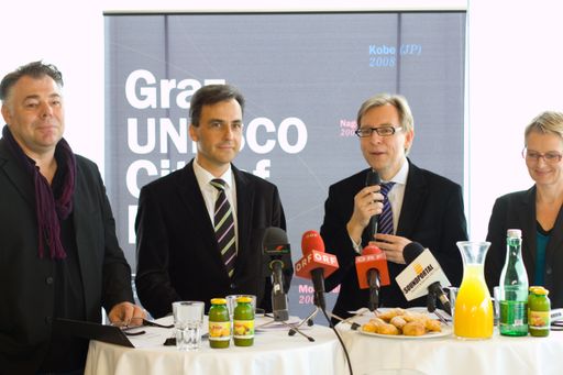 Vorschau Bild von v.l.n.r.: Eberhard Schrempf, GF Creative Industries Styria;  Siegfried Nagl, Bürgermeister der Stadt Graz; Christian Buchmann, Landesrat für Wirtschaft, Europa und Kultur; Lisa Rücker, Vizebürgermeisterin der Stadt Graz