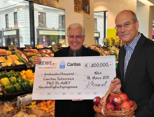 http://pressefotos.at/m.php?g=1&u=38&dir=201103&e=20110318_c&a=event
REWE International AG Vorstandschef Frank Hensel übergab Caritas-Präsident Franz Küberl 300.000,- Euro für benachteiligte Menschen - im Bild v.l.n.r.: Franz Küberl (Präsident der Caritas Österreich), Frank Hensel (Vorstandsvorsitzender der REWE International AG)