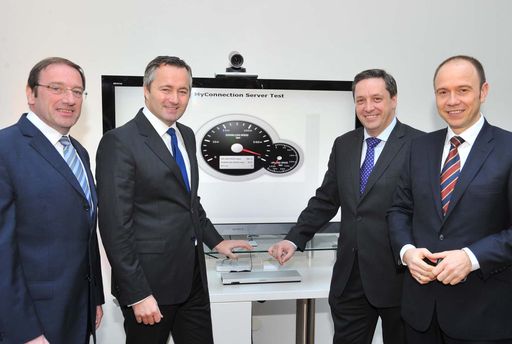 Gerhard Zatlokal, Bezirksvorsteher 15. Wiener Gemeindebezirk, Hannes Ametsreiter, Generaldirektor A1 Telekom Austria, Walter Goldenits, Chief Technology Officer, und Alexander Sperl, Chief Commercial Officer, bei der Eröffnung Wiens erster Glasfaser-Bezirke.