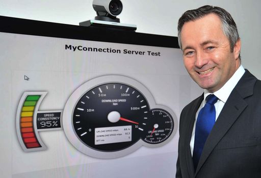 Vorschau Bild von Hannes Ametsreiter, Generaldirektor A1 Telekom Austria, demonstriert den schnellsten privaten Internet-Anschluss Österreichs.