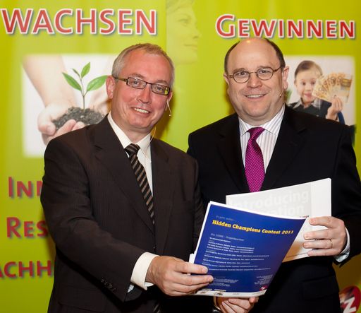 http://pressefotos.at/m.php?g=1&u=66&dir=201103&e=20110321_e&a=event
Im Bild vlnr.: Uwe Techt (VISTEM GmbH & Co KG, Deutschland), Dr. Ludwig EMS (GF des Gründerzentrums Fürstenfeld)
