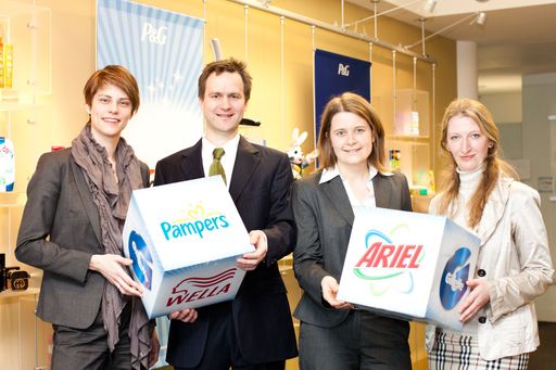 http://pressefotos.at/m.php?g=1&u=84&dir=201103&e=20110322_p&a=event
Im Bild v.l.n.r.: Margit Reisinger, Verkaufsleiterin P&G Austria; Felix Fröhner, GF P&G Austria; Kristin Greminger, Personalleiterin P&G Austria; Heidemarie Magyar-Koch, Leiterin Unternehmenskommunikation
