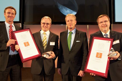 http://pressefotos.at/m.php?g=1&u=43&dir=201103&e=20110322_s&a=event
Mitterlehner zeichnet Anger Machining und ACC Austria mit dem Staatspreis Innovation aus - im Bild Wirtschaftsminister Reinhold Mitterlehner mit den Gewinnern des Staatspreis Innovation 2011 (v.l.n.r.): Dietmar Bahn und Klaus Dirnberger von Anger Machining sowie Claus Repnik von der ACC Austria GmbH