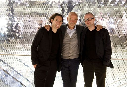 Die Kuben von Swarovski Wien werden zum zweiten Mal zur interaktiven Vitrine, wenn die Künstler Gwenael Nicolas (links) und John Miller (rechts) mit Andreas Braun (Mitte), GF Swarovski Wien, ihre Werke und somit ihre individuelle Sicht durch die gläsernen Würfel auf die Welt präsentieren.