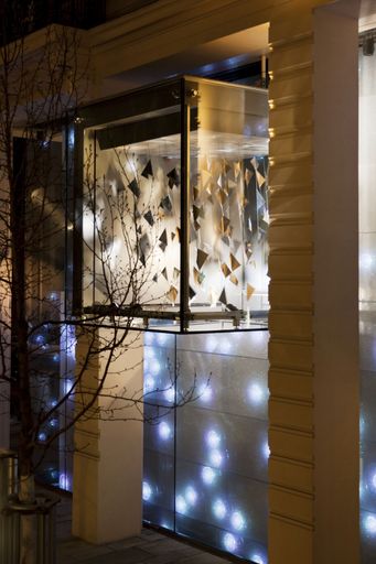 Vorschau Bild von Swarovski Wien präsentiert den heute in Tokio lebenden Gwenael Nicolas. Seine Installation "Expectation" sieht man in der Kärntner Straße sowie von der Marco d'Aviano Gasse aus.