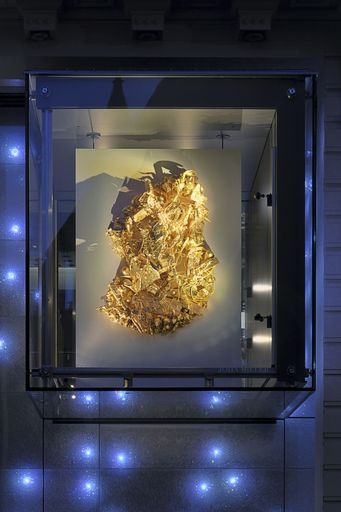 Vorschau Bild von Die Ausstellungsstücke von John Miller "Big Love" und "An Abdication of Logical Thinking", beide aus dem Jahr 2009, sind eine gewollt willkürliche Sammlung an Fundstücken, konserviert durch einen Überzug in Gold.