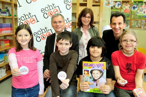 Vorschau Bild von Gesundheitsminister Alois Stöger präsentiert gemeinsam mit Stadtrat Christian Oxonitsch und der Schuldirekorin Claudia Abendroth die Sensibilisierungskampagne 'Echt Cool'.