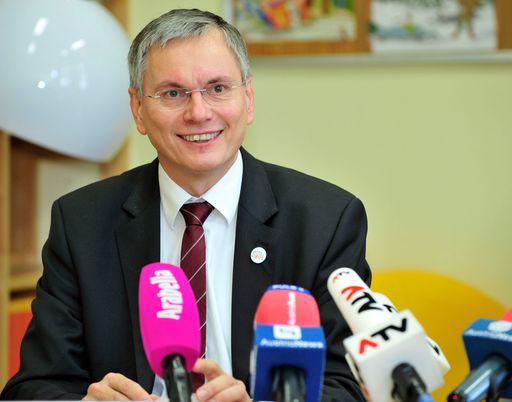 Vorschau Bild von Gesundheitsminister Alois Stöger bei der Präsentation der Informationskampagne gegen Alkohol und Tabak "echt cool"