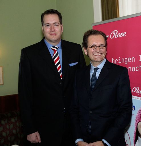 Harald Bauer, Mitglied der Geschäftsleitung dm drogerie markt, und Versandapotheken-Kooperationspartner Walter Oberhänsli, CEO und Verwaltungsratspräsident der Zur Rose Gruppe.