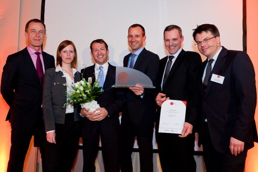Das T-Mobile Customer Service Führungsteam nahm die Auszeichnung als einer der kundenorientiertesten Dienstleister Österreichs entgegen. v.l.n.r.: Prof. Dr. Peter Maas (Universität St. Gallen), Mag. Sandra Weiss (Project Manager vieconsult), Bakk. Markus Walzl (T-Mobile, Abteilungsleiter Steering & Support), Mag. Dieter Poller (T-Mobile Bereichsleiter Customer Service) und Mag. Christoph John (T-Mobile Senior Manager, Customer Feedback- & Quality Management), Dr. Oliver Gaedecke (Service Rating)