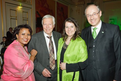  Die Stifter Martin und Gerda Essl sowie die Preisträger des Essl Social Prize 2011 Almaz und Karlheinz Böhm