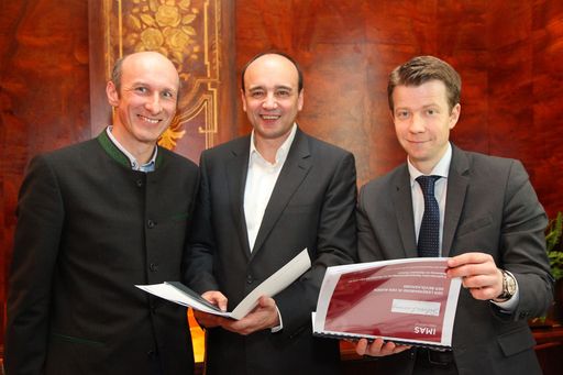  http://pressefotos.at/m.php?g=1&u=66&dir=201103&e=20110328_s&a=event
Im Bild v.l.n.r.: Bernhard Schneller (Neue Lebensräume), Walter
Eichinger (Silver Living), DDr. Paul Eiselsberg (IMAS)