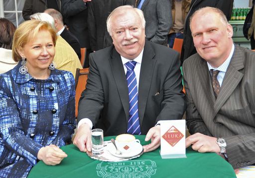  http://pressefotos.at/m.php?g=1&u=38&dir=201103&e=20110328_s&a=event Eröffnung der Schanigartensaison in Wien - im Bild v.l.n.r.: KommR Brigitte Jank (Präsidentin Wirtschaftskammer Wien), Dr. Michael Häupl (Wiener Bürgermeister), Berndt Querfeld (Obmann der Wiener Kaffeehäuser)