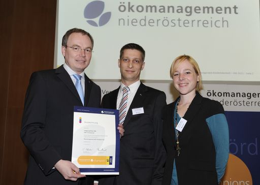  NÖ Landesrat Dr. Stephan Pernkopf überreichte Vertretern von cargo-partner die Urkunde zum Ökomanagement NÖ Champion. cargo-partner hat zahlreiche Maßnahmen zum Klima- und Umweltschutz erfolgreich umgesetzt.