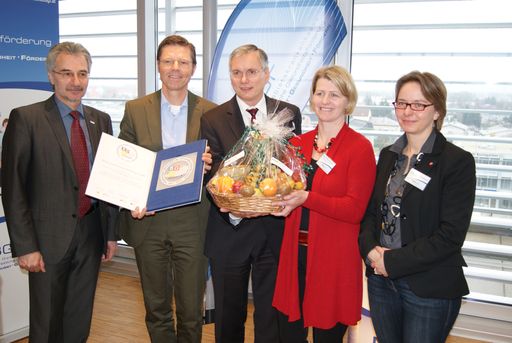 im Bild v.l.nr.: Michael Pap / Obmann-Stellvertreter der niederösterreichischen Gebietskrankenkasse), Johannes Zimmerl / Konzernpersonaldirektor REWE International AG, Bundesminister für Gesundheit Alois Stöger,  Niederösterreichs Landesrätin Mag. Karin Scheele, Mag. Christa Peinhaupt / Geschäftsbereichsleiterin des Fonds Gesundes Österreich