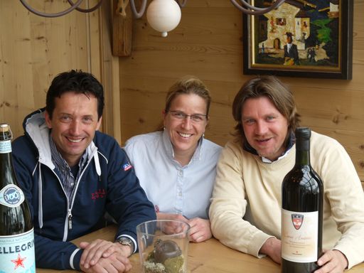 Vorschau Bild von Marie und Christian Sager mit Starkoch Franz Fuiko (links). Der Hotelier und der Kochkünstler gehören der Fußball Nationalmannschaft der Gastronomie an, die 2010 Europameister wurde.