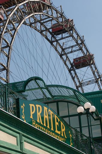  Herrrreinspaziert - Der Wiener Riesenradplatz mit der Attraktion Riesenrad, ein gelungener Mix aus Tradition und Moderne.
