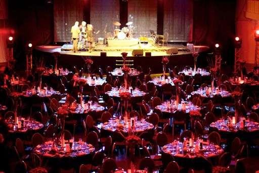 Vorschau Bild von Festsaal mit Bühne für bis zu 2.000 Gäste.