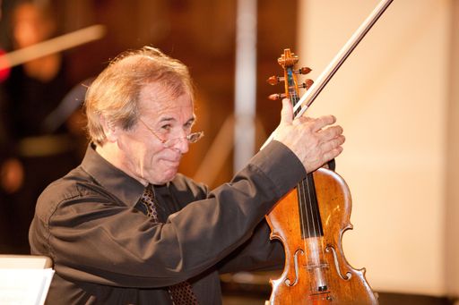  Genuss und Klangerlebnis werden zum  "HÖRgenuss". Günter Seifert gastiert dirigiert u.a. am 25. Juni 2011 im Trassbruch Gossendorf das Österreichische Jugendorchester.