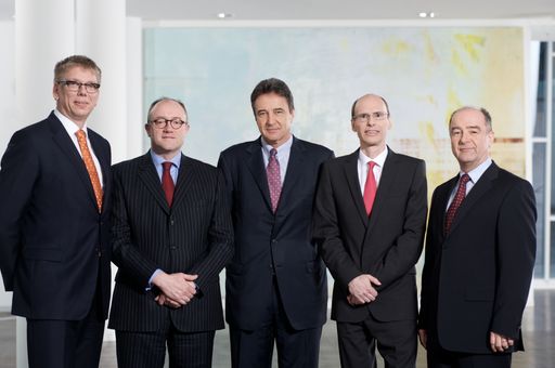 Vorschau Bild von OMV Vorstand
Foto OMV Vorstand (von links nach rechts):
Jaap Huijskes (E&P), David C. Davies (CFO), Gerhard Roiss (CEO), Werner Auli (G&P), Manfred Leitner (R&M)