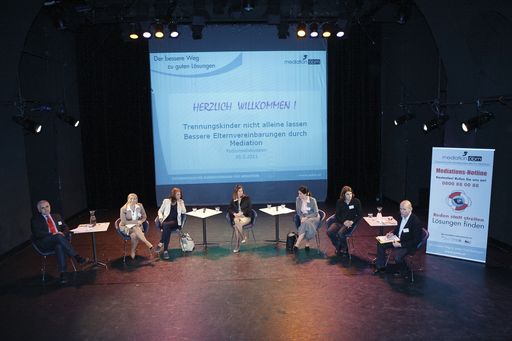  ÖBM Podiumsdiskussion "Bessere Elternvereinbarungen durch Mediation". Vlnr: Familienmediator Erich Platzer, ÖBM Stellv. Bundessprecherin Mag. Christine Haberlehner, Family-Coach Dr. Martina Leibovici-Mühlberger, Vertreterin des BMWFJ Mag. Martina Staffe, Familienrichterin Mag. Doris Täubel-Weinreich, Schüler Daniel Winkler, Moderator Dr. Peter Resetarits.