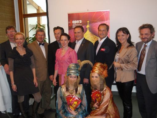 Vorschau Bild von v.l.n.r.: Bühnenbildner Johannes Leitgeb, Kostümbildnerin Susanne Özpinar, Landesschulrats-Präsident Gerhard Resch, Künstler Franz Cserni, Sängerin Kerstin Grotrian, Kultur-Landesrat Helmut Bieler, Intendant Dietmar Kerschbaum, Tourismus-Landesrätin Michaela Resetar, Johannes Meissl (ISA).