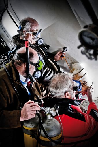 Die 3 Feuerwehrtaucher beim Bierzapfen wie anno dazumal.