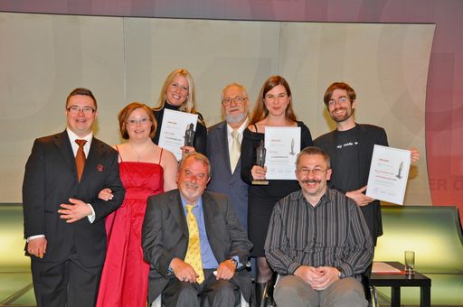 ÖZIV Medienpreisgala 2010: Von links: Mike Brozek (Hauptperson aus dem Siegerbeitrag), Clara Horvath (Hauptperson aus dem Siegerbeitrag); hinten: Andrea Zeidler (Gewinnerin), Fred Turnheim (ÖJC; Juryvorsitzender), Julia Ortner (Gewinnerin Print, Stefan Mey (Gewinner Juryauszeichnung); vorne: links Klaus Voget (ÖZIV Präsident), Manfred Fischer (Jurymitglied)