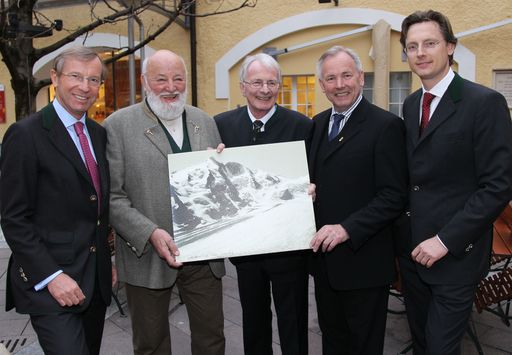 v.l.n.r.: LH-Stv. Dr. Wilfried Haslauer (AR-Vorsitzender), Sepp Forcher, GD Dr. Christian Heu, LH Gerhard Dörfler, Neo-Vorstand Dr. Johannes Hörl.