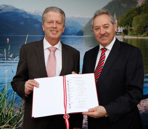 Vorschau Bild von Tourismusminister Mitterlehner und OÖ-Landesrat Sigl zeigen den "Aktionsplan Tourismus 2011"
