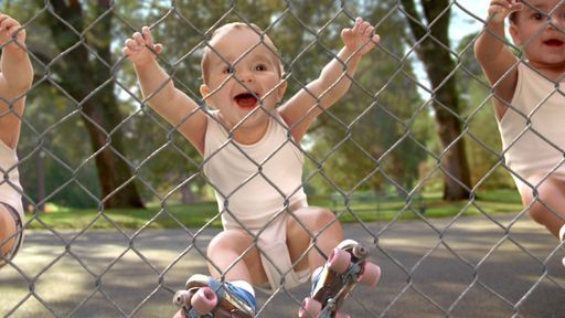 Rollschuhfahrende Babys für das Buch der Rekorde. Über 150 Mio. Views für den online Werbespot.
