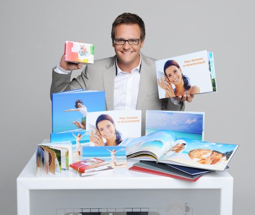 Robert F. Hartlauer mit Fotobüchern