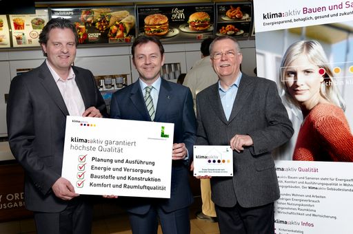 Umweltminister Nikolaus Berlakovich beim Überreichen der klima:aktiv Auszeichnung an McDonald's Österreich / Personen v.l.n.r. Andreas Schwerla, Managing Director McDonald's Österreich; Bundesminister DI Nikolaus Berlakovich; Winfried Schmitz, Franchisenehmer McDonald's Restaurant Stockerau.