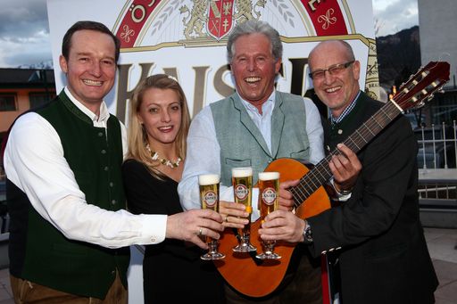  http://pressefotos.at/m.php?g=1&u=62&dir=201104&e=20110401_a&a=event
KAISER Gstanzlsingen im Hotel Alpenblick in Zell am See. V.l.n.r.: Wirt Georg Segl mit Ehefrau Christine, Philip Meikl und Karl Staudinger (Verkaufsmanager Brauunion Österreich AG)