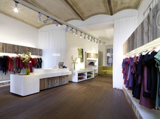 Vorschau Bild von Anukoo_Shop: Der neue Raum für Anukoo Fair Fashion zeichnet sich durch eine klare und geradlinige Architektur aus, die die Mode wirken lässt.