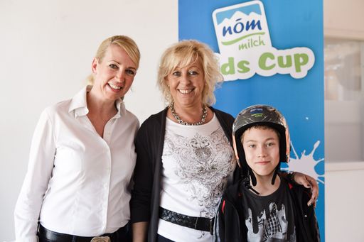 Vorschau Bild von Links  Marketingleitung, NÖM AG Claudia Schober, Mitte Gewinner Helm Challenge, Paul Deimel (10 Jahre) aus NÖ, rechts Maria Kitzler, Unternehmessprecher