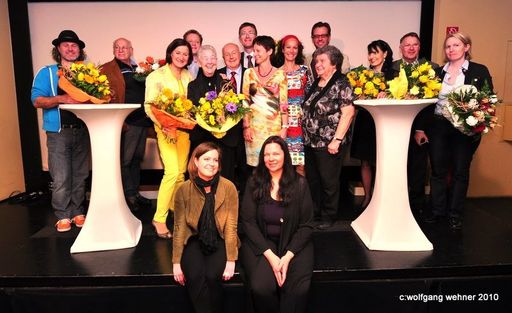  Erste Reihe, sitzend, von links nach rechts: Mag. Irmgard Pöll-Wimmer (Prok. SAM NÖ), Christine Krampl (Prok. SAM NÖ)
Erste Reihe, stehend, von links nach rechts: LR Mag. Johanna Mikl-Leitner, Gerda Christof (SOMA Kundin), Mag. Monika Thurner (Öffentlichkeitsarbeit SAM NÖ), Helga Waltner
Zweite Reihe, stehend, von links nach rechts: Mag. Karl Fakler (LandesGF AMS NÖ), Mag. Claudia Zwingl (Öffentlichkeitsarbeit SAM NÖ)
Dritte Reihe, von links nach rechts: Alexander Zechmeister (Filmemacher - Jimmydee), Helmut Müller (Ehrenamtlicher Helfer), Rober Nagele (Vertriebsdirektor Billa AG), Dir. Alois Huber (GF Zweigniederlassung St. Pölten, Spar AG), Volker Piesczek (Moderator ATV), Andrea Witz (Assistentin Vorstände BILLA AG), Georg Eckstein (Vertreter Lions Club Klosterneuburg Babenberg), Mag. Eva Knötzl (Büro Landresrätin Mikl-Leitner)