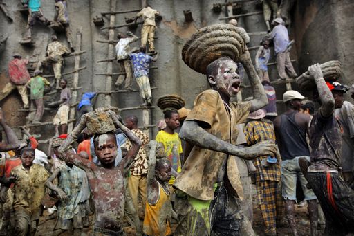 Vorschau Bild von Djenne, Mali. Once a year the people of Djenne take mud from the river and replaster the city mosque.