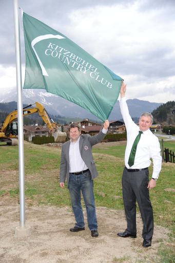 Projektinitiator Richard Hauser hisste gemeinsam mit Bürgermeister Stefan Jöchl symbolträchtig die KCC-Flagge..